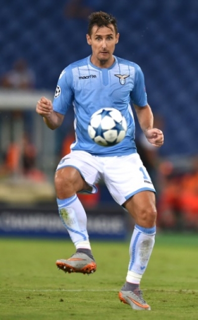 Lazio's forward from Germany Miroslav Klose controls the ball during the UEFA Champions League playoff football match between Lazio and Bayer Leverkusen, at Olympic stadium in Rome on August 18, 2015. AFP PHOTO / ALBERTO PIZZOLI