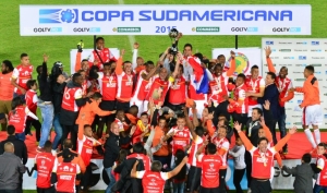Jogadores do Santa Fe comemoram o t&iacute;tulo da Copa Sul-Americana ap&oacute;s a vit&oacute;ria, nos p&ecirc;naltis, sobre o Hurac&aacute;n