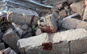 Sangue &eacute; visto em destro&ccedil;os em local de ataque a&eacute;reo americano a um campo de treinamento de jihadistas, em Sabratha, L&iacute;bia, no dia 19 de fevereiro de 2016