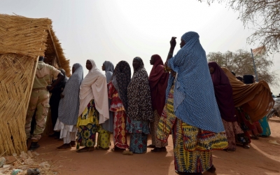 Pessoas fazem fila para votar, em Niamei, N&iacute;ger, no dia 21 de fevereiro de 2016