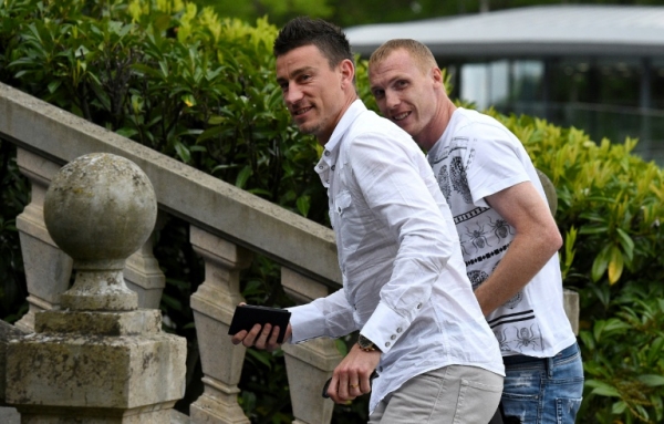 Jeremy Mathieu (D) ao lado de Laurent Koscielny (E) no CT da sele&ccedil;&atilde;o francesa, em 24 de maio, em Clairefontaine, perto de Paris