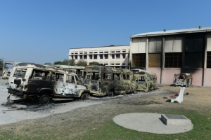 &Ocirc;nibus queimados em dist&uacute;rbio ligado ao sistema de castas, em Rohtak, &Iacute;ndia, no dia 21 de fevereiro de 2016