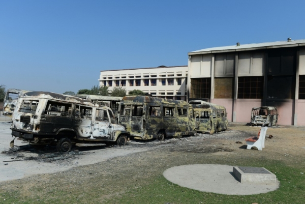 &Ocirc;nibus queimados em dist&uacute;rbio ligado ao sistema de castas, em Rohtak, &Iacute;ndia, no dia 21 de fevereiro de 2016