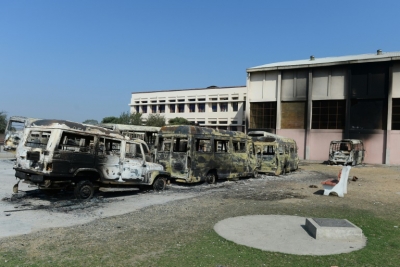&Ocirc;nibus queimados em dist&uacute;rbio ligado ao sistema de castas, em Rohtak, &Iacute;ndia, no dia 21 de fevereiro de 2016
