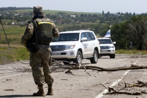 (2015) Carros da OSCE na regi&atilde;o ucraniana de Donetsk