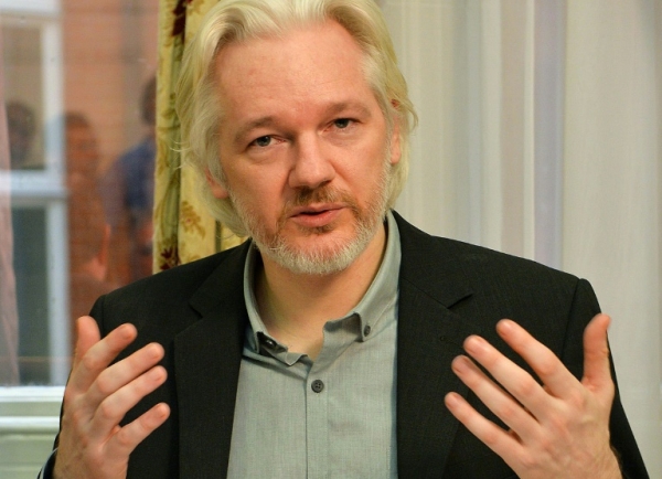 (2014) Assange participa de uma entrevista coletiva na embaixada do Equador em Londres