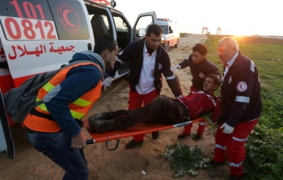 M&eacute;dicos palestinos evacuam ferido ap&oacute;s confronto entre palestinos e for&ccedil;as de seguran&ccedil;a israelenses, em Shejaiya, distrito de Gaza, no dia 18 de dezembro de 2015