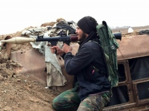 Atirador pr&oacute;-governo Bashar al-Assad toma posi&ccedil;&atilde;o em um aeroporto militar controlado pelas tropas s&iacute;rias, em Deir Ezzor, em 12 de dezembro de 2014