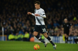 Dele Alli, do Tottenham, domina a bola durante partida contra o Everton, em Liverpool, no dia 3 de janeiro de 2016