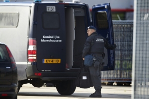 (Arquivo) Um policial holand&ecirc;s &eacute; visto em Roterd&atilde;, no dia 31 de maio de 2011