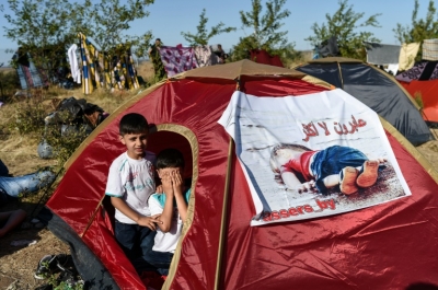 Crian&ccedil;as em barraca de migrantes em uma praia pr&oacute;xima da fronteira Turquia-Bulg&aacute;ria em 15 de setembro