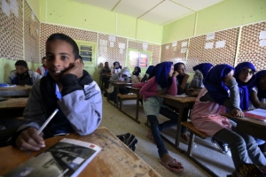 Crian&ccedil;as refugiadas s&atilde;o vistas em sala de aula no campo de refugiados de Smara, em Tindouf, Arg&eacute;lia, no dia 25 de fevereiro de 2016