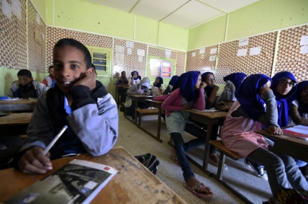 Crian&ccedil;as refugiadas s&atilde;o vistas em sala de aula no campo de refugiados de Smara, em Tindouf, Arg&eacute;lia, no dia 25 de fevereiro de 2016