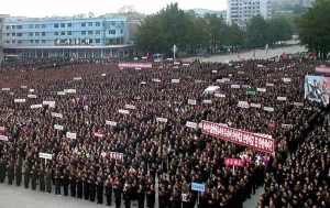 (Arquivo) Norte-coreanos celebram o primeiro teste nuclear do pa&iacute;s, em Sariwon, na prov&iacute;ncia de Hwanghae Norte, em outubro de 2006