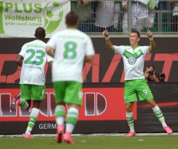 Wolfsburg's Croatian midfielder Ivan Perisic (R) celebrates scoring with his team-mates during the German first division Bundesliga football match VfL Wolfsburg vs Eintracht Frankfurt in Wolfsburg, northern Germany, on August 16, 2015. AFP PHOTO / DPA / PETER STEFFEN +++ GERMANY OUT +++ RESTRICTIONS: DURING MATCH TIME: DFL RULES TO LIMIT THE ONLINE USAGE TO 15 PICTURES PER MATCH AND FORBID IMAGE SEQUENCES TO SIMULATE VIDEO. == RESTRICTED TO EDITORIAL USE == FOR FURTHER QUERIES PLEASE CONTACT DFL DIRECTLY AT + 49 69 650050.