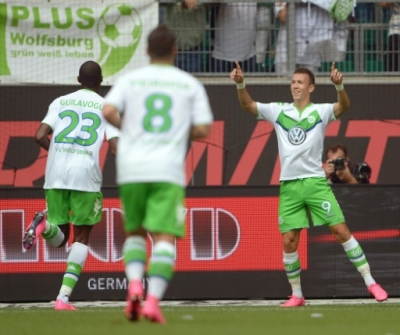 Wolfsburg's Croatian midfielder Ivan Perisic (R) celebrates scoring with his team-mates during the German first division Bundesliga football match VfL Wolfsburg vs Eintracht Frankfurt in Wolfsburg, northern Germany, on August 16, 2015. AFP PHOTO / DPA / PETER STEFFEN +++ GERMANY OUT +++ RESTRICTIONS: DURING MATCH TIME: DFL RULES TO LIMIT THE ONLINE USAGE TO 15 PICTURES PER MATCH AND FORBID IMAGE SEQUENCES TO SIMULATE VIDEO. == RESTRICTED TO EDITORIAL USE == FOR FURTHER QUERIES PLEASE CONTACT DFL DIRECTLY AT + 49 69 650050.