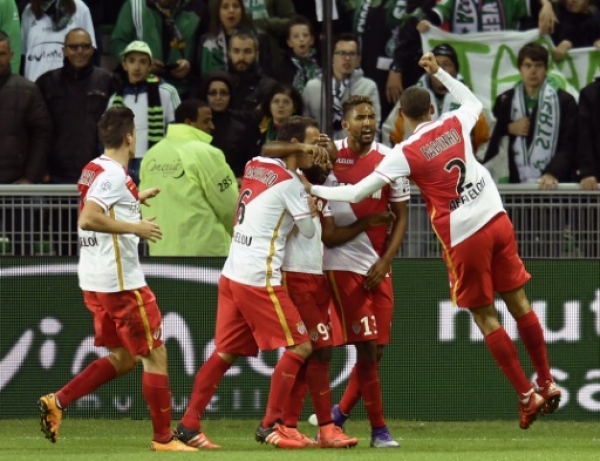 Monaco's Brazilian forward Vagner Love (C) is congratuled by teamamtes after scoring a goal during the French Ligue1 football match between AS Saint-Etienne and AS Monaco, on February 14, 2016 at the Geoffroy Guichard stadium in Saint-Etienne , central France. AFP PHOTO/PHILIPPE DESMAZES