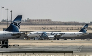 Avi&otilde;es da EgyptAir s&atilde;o vistos no p&aacute;tio do aeroporto internacional do Cairo, no dia 19 de maio de 2016