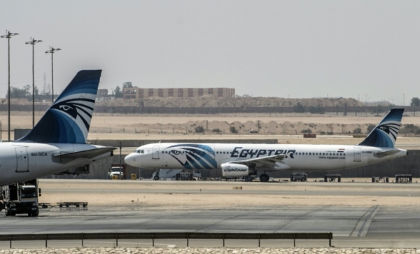 Avi&otilde;es da EgyptAir s&atilde;o vistos no p&aacute;tio do aeroporto internacional do Cairo, no dia 19 de maio de 2016