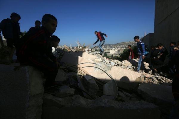 As casas de tr&ecirc;s jovens palestinos que mataram uma policial israelense foram destru&iacute;das nesta segunda-feira pelo ex&eacute;rcito israelense em Qabatiya, na Cisjord&acirc;nia ocupada, segundo autoridades de seguran&ccedil;a palestinas.