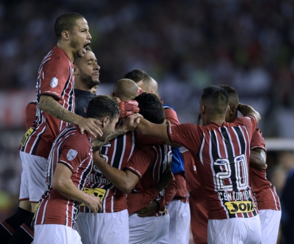 (Arquivo) Jogadores do S&atilde;o Paulo comemoram depois de gol contra o River Plate, em Buenos Aires, Argentina, no dia 10 de mar&ccedil;o de 2016