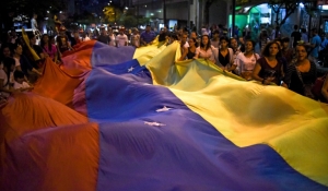 Partid&aacute;rios da oposi&ccedil;&atilde;o venezuelana comemoram vit&oacute;ria nas legislativas, em Caracas, no dia 7 de dezembro de 2015