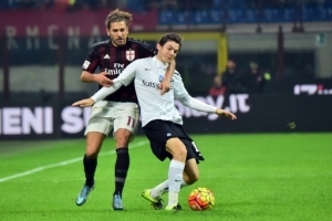AC Milan's forward from Italy Alessio Cerci (L) fights for the ball with Atalanta's midfielder from Netherlands Marten de Roon during the Serie A football match between AC Milan and Atalanta at the San Siro Stadium in Milan on November 7, 2015. AFP PHOTO / GIUSEPPE CACACE