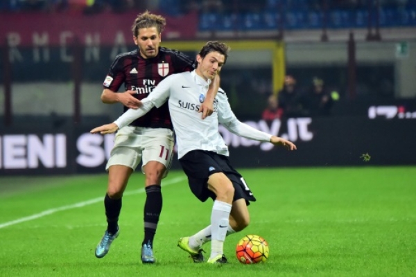 AC Milan's forward from Italy Alessio Cerci (L) fights for the ball with Atalanta's midfielder from Netherlands Marten de Roon during the Serie A football match between AC Milan and Atalanta at the San Siro Stadium in Milan on November 7, 2015. AFP PHOTO / GIUSEPPE CACACE