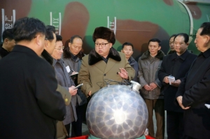 (Arquivo) Kim Jong-Un se re&uacute;ne com cientistas nucleares e t&eacute;cnicos em um local n&atilde;o divulgado
