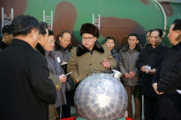 (Arquivo) Kim Jong-Un se re&uacute;ne com cientistas nucleares e t&eacute;cnicos em um local n&atilde;o divulgado