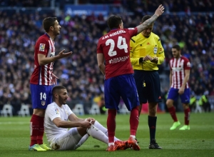 O atacante franc&ecirc;s Karim Benzema, do Real Madrid, sofreu uma les&atilde;o muscular na coxa direita no &uacute;ltimo s&aacute;bado, na derrota por 1 a 0 no cl&aacute;ssico contra o Atl&eacute;tico, e corre o risco de desfalcar o time por 3 semanas