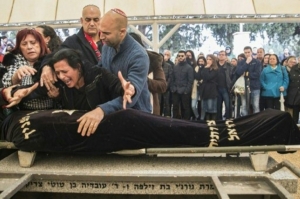 Fam&iacute;lia se despede de Alon Bakal, de 26, morto no ataque a um bar em Tel Aviv e enterrado no Cemit&eacute;rio Israelense de Karmiel, em 3 de janeiro de 2016