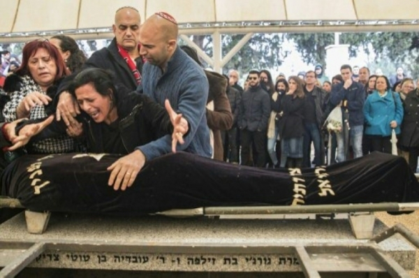 Fam&iacute;lia se despede de Alon Bakal, de 26, morto no ataque a um bar em Tel Aviv e enterrado no Cemit&eacute;rio Israelense de Karmiel, em 3 de janeiro de 2016