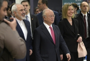 Yukiya Amano (c), Mohammad Javad Zarif (d) e Federica Mogherini, em 17 de janeiro de 2016 em Viena