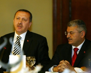 (2006) Recep Erdogan (e) e Binali Yildirim participam de uma recep&ccedil;&atilde;o em Istambul