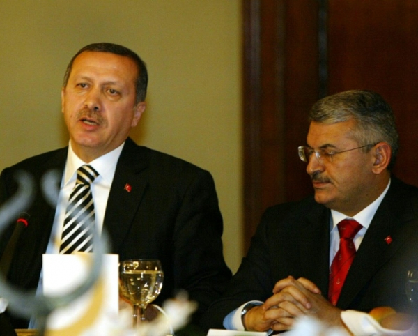 (2006) Recep Erdogan (e) e Binali Yildirim participam de uma recep&ccedil;&atilde;o em Istambul
