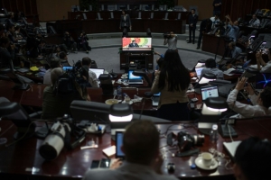 (8 mai) Jornalistas assistem em Pyongyang a um discurso do l&iacute;der norte-coreano