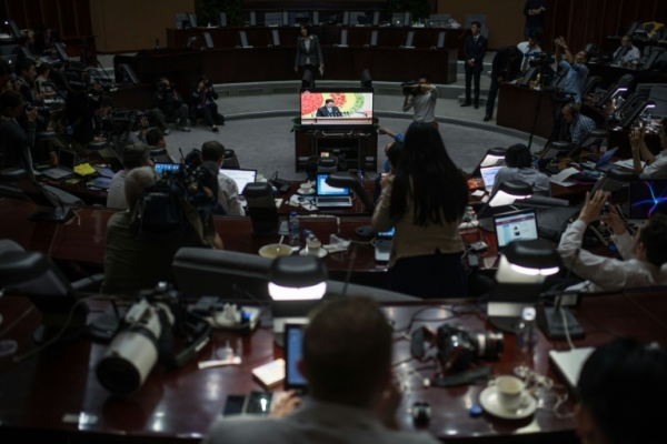 (8 mai) Jornalistas assistem em Pyongyang a um discurso do l&iacute;der norte-coreano