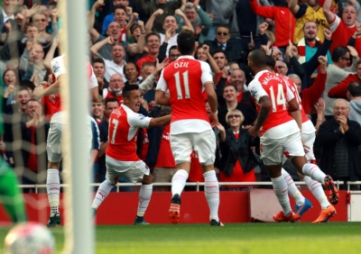 Jogadores do Arsenal comemoram gol durante partida contra o Manchester United, em Londres, no dia 4 de outubro de 2015