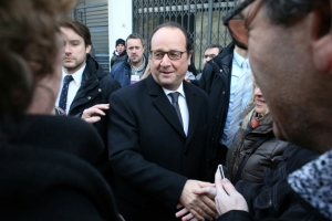 Presidente franc&ecirc;s Fran&ccedil;ois Hollande cumprimenta eleitores depois de votar no segundo turno das regionais