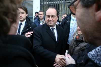 Presidente franc&ecirc;s Fran&ccedil;ois Hollande cumprimenta eleitores depois de votar no segundo turno das regionais