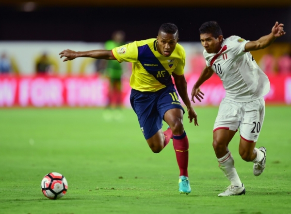 O peruano Edison Flores (D) disputa a bola com o equatorianio Antonio Valencia no empate de 2-2 pela segunda rodada do Grupo B da Copa Am&eacute;rica Centen&aacute;rio, em partida disputada em Glendale, Arizona