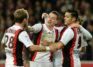 Jogadores do Nice comemoram gol durante partida contra o Lille, em Villeneuve-d'Ascq, no dia 10 de janeiro de 2016