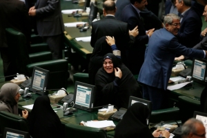 O novo Parlamento iraniano entrou em fun&ccedil;&otilde;es neste s&aacute;bado depois de uma cerim&ocirc;nia na qual o guia supremo, o aiatol&aacute; Ali Khamenei, disse aos novos deputados que seu dever era resistir &agrave;s "armadilhas dos inimigos" do Ir&atilde;.
