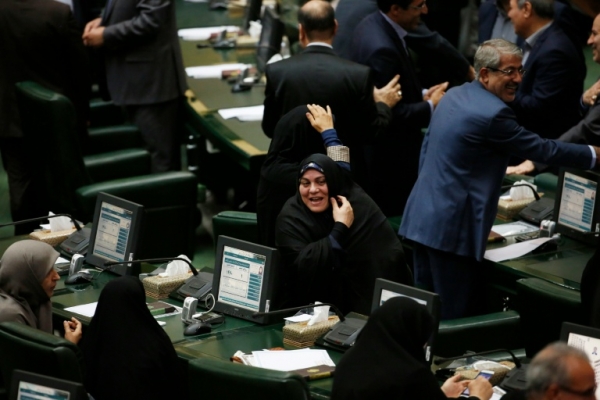 O novo Parlamento iraniano entrou em fun&ccedil;&otilde;es neste s&aacute;bado depois de uma cerim&ocirc;nia na qual o guia supremo, o aiatol&aacute; Ali Khamenei, disse aos novos deputados que seu dever era resistir &agrave;s "armadilhas dos inimigos" do Ir&atilde;.