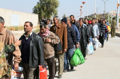 (Arquivo) Civis abandonam Moadamiyet al-Sham em 29 de outubro de 2013