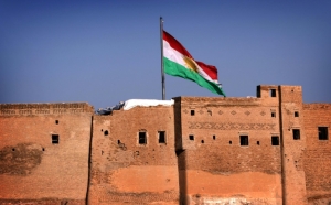 A bandeira do Curdist&atilde;o &eacute; vista em Erbil, Iraque, no dia 3 de fevereiro de 2016