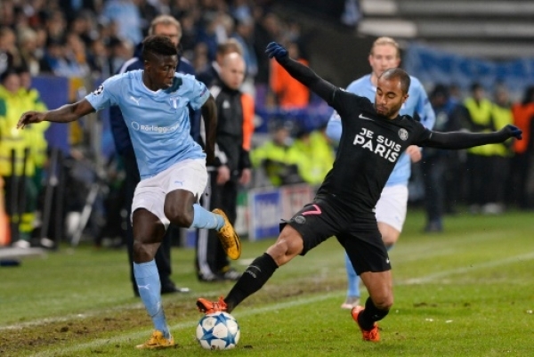 Paris Saint-Germain`s Brazilian midfielder Lucas (R) and Malmo's Swedish defender Pa Konate vie during the UEFA Champions League Group A, second-leg football match Malmo FF vs Paris Saint-Germain (PSG) in Malmo, Sweden on November 25, 2015. AFP PHOTO / JONATHAN NACKSTRAND
