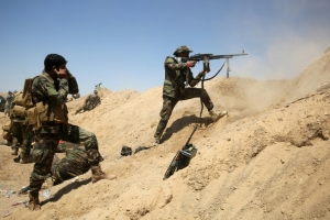 Membros das for&ccedil;as iraquianas s&atilde;o vistos pr&oacute;ximos &agrave; vila de Al-Sejar, no norte de Fallujah, no dia 26 de maio de 2016