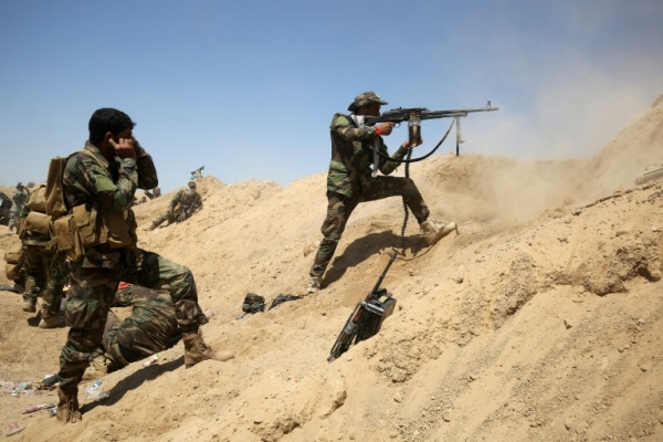 Membros das for&ccedil;as iraquianas s&atilde;o vistos pr&oacute;ximos &agrave; vila de Al-Sejar, no norte de Fallujah, no dia 26 de maio de 2016